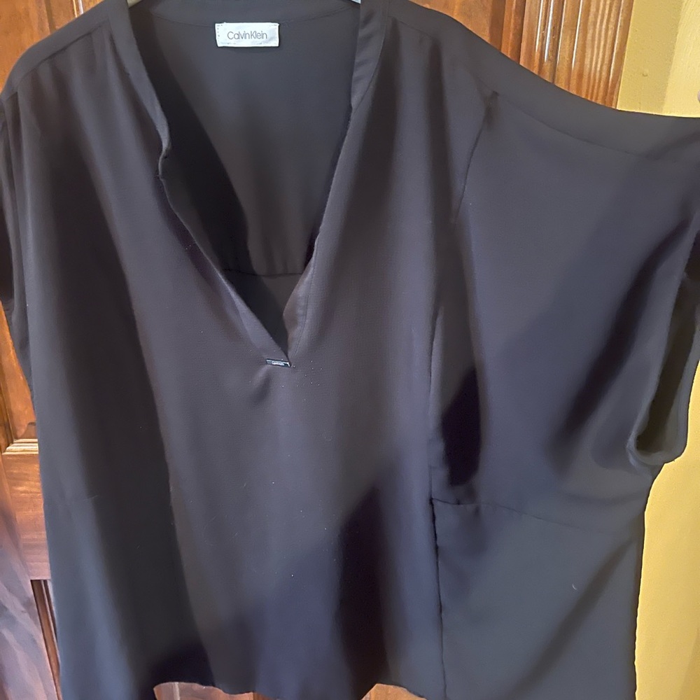 Calvin Klein deep V- neckline blouse. Black. 2X